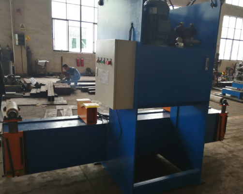 Polonais redressant la machine JZ-63-5000