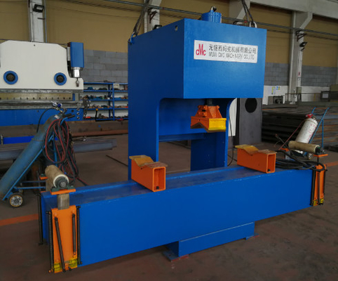 Polonais redressant la machine JZ-80-5000