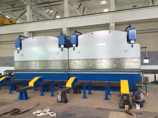 Presse plieuse hydraulique tandem CNC avec une force de travail de 2x1200 tonnes et une longueur de table de 2x6250 mm pour une longue durée de vie