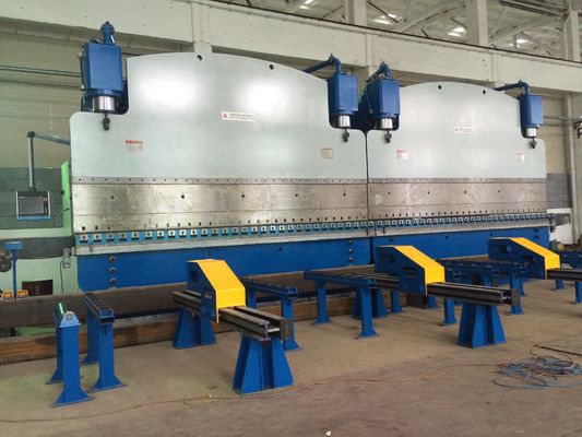 Presse plieuse hydraulique tandem CNC avec une force de travail de 2x1200 tonnes et une longueur de table de 2x6250 mm pour une longue durée de vie