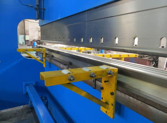 Travail lourd de la métallurgie CNC frein hydraulique de presse avec 400L capacité du réservoir d'huile 200T Max. pression et course réglable