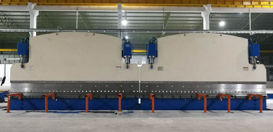 Presse plieuse hydraulique tandem CNC avec une force de travail de 320 tonnes et une longueur de table de 6000 mm, dotée du système CNC DELEM DA53T