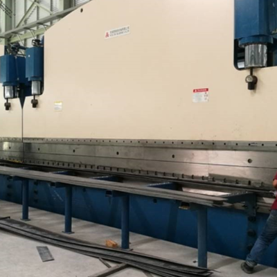 Presse plieuse hydraulique tandem CNC avec une force de travail de 320 tonnes et une longueur de table de 6000 mm, dotée du système CNC DELEM DA53T