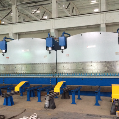 Presse plieuse hydraulique tandem CNC avec une force de travail de 2x1200 tonnes et une longueur de table de 2x6250 mm pour une longue durée de vie
