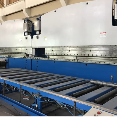 Presse plieuse hydraulique tandem CNC avec une force de travail de 320 tonnes et une longueur de table de 6000 mm, dotée du système CNC DELEM DA53T