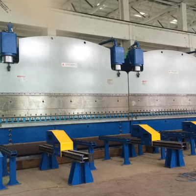 Presse plieuse hydraulique tandem CNC avec une force de travail de 320 tonnes et une longueur de table de 6000 mm, dotée du système CNC DELEM DA53T