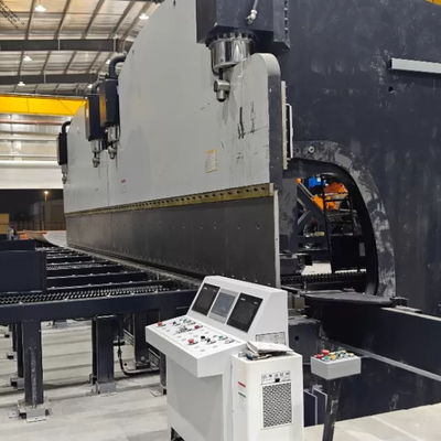 Presse plieuse hydraulique tandem CNC avec une force de travail de 320 tonnes et une longueur de table de 6000 mm, dotée du système CNC DELEM DA53T