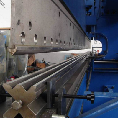 Le frein à pression hydraulique CNC Tandem modèle 2-WE67k-1200/6250 pour la fabrication d'une tour tubulaire à transmission monopole et d'un mât élevé
