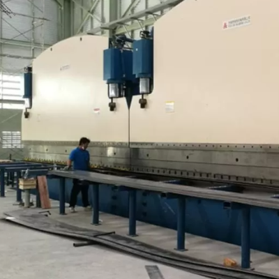 Frein à pression CNC en tandem de 2×650 tonnes pour la production de poteaux légers coniques et octogonaux