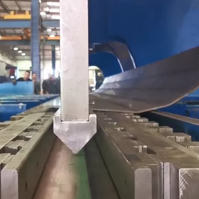 Frein à pression CNC en tandem de 2×650 tonnes pour la production de poteaux légers coniques et octogonaux