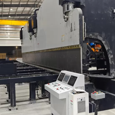 Frein à pression CNC en tandem de 2×650 tonnes pour la production de poteaux légers coniques et octogonaux