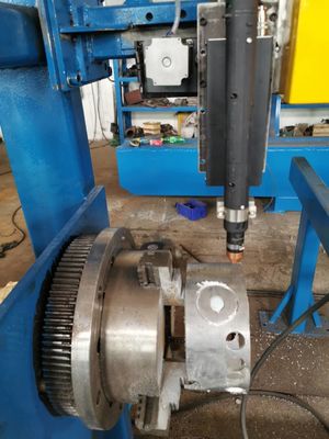 Machine de découpe de porte à poteaux légers octogonaux et coniques en aluminium