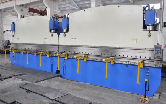 Le frein à pression CNC en tandem est équipé d'une force de travail de 1600 tonnes, de haut mât et d'un seul pôle.